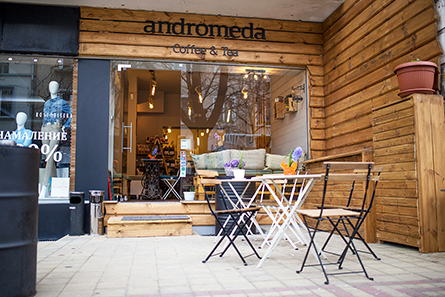 Брандиране на Andromeda Coffee & Tea с обемни букви на фасадата