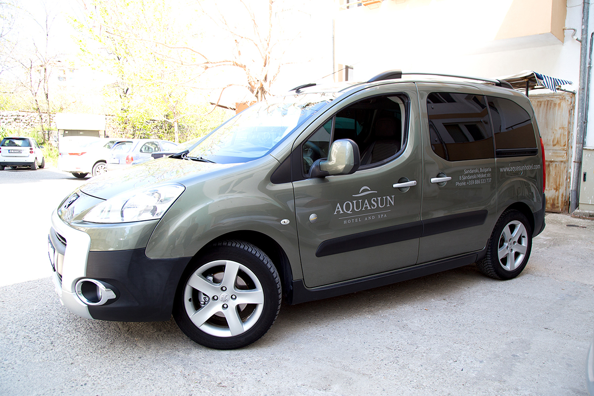 Брандиране на автомобил за AquaSun Hotel and Spa с Cast PVC фолио