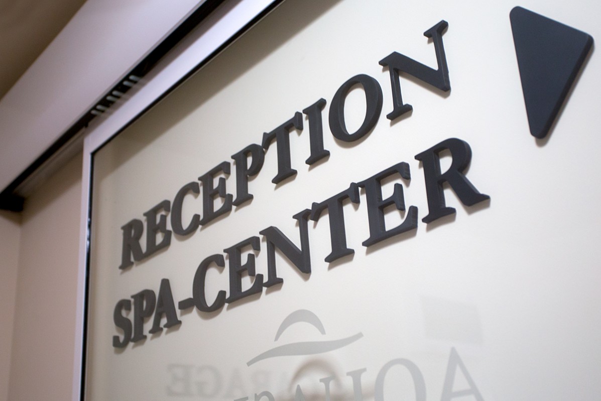 Indoor visual communication for hotels
