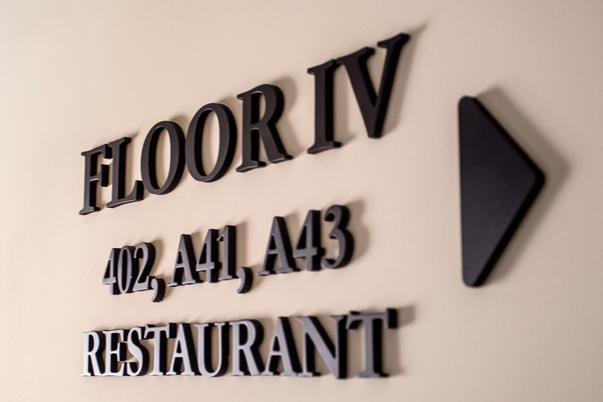 Indoor visual communication for hotels